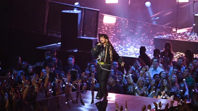 Lola Young se srušila usred nastupa! Publika u šoku gledala kako je nose s pozornice