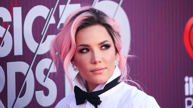 Pjevačica Halsey podijelila s obožavateljima svoju borbu s kemoterapijom: 'Ne mogu ni stajati'