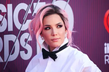 Pjevačica Halsey podijelila s obožavateljima svoju borbu s kemoterapijom: 'Ne mogu ni stajati'