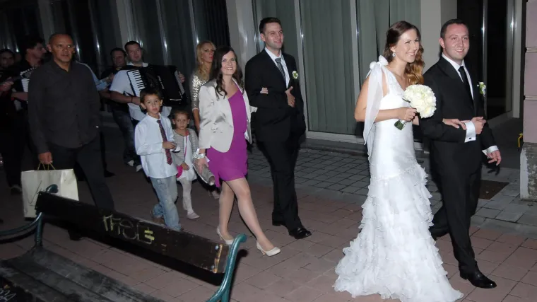 Ovako je Đurđa Adlešič slavila sinovo vjenčanje: Pratila ih povorka, stigla i Jadranka Kosor