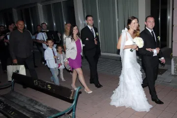 Ovako je Đurđa Adlešič slavila sinovo vjenčanje: Pratila ih povorka, stigla i Jadranka Kosor