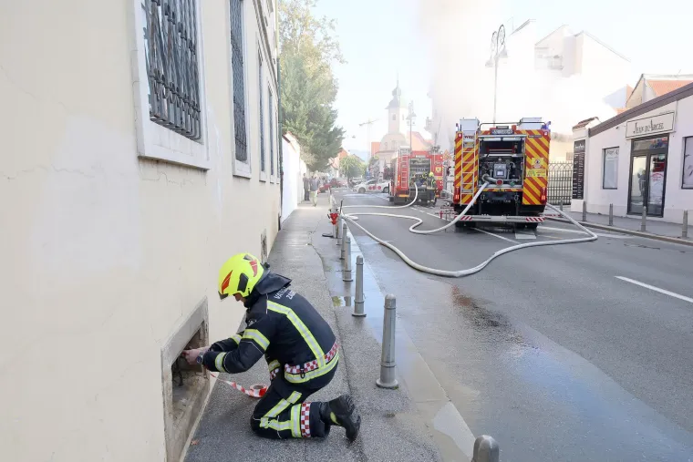 Požar na Kaptolu, sve je puno gustog dima! Vatrogasci otvorili krov: 'Morali smo se uvjeriti...'