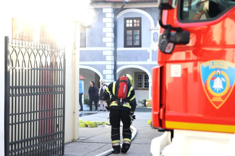 Požar na Kaptolu, sve je puno gustog dima! Vatrogasci otvorili krov: 'Morali smo se uvjeriti...'