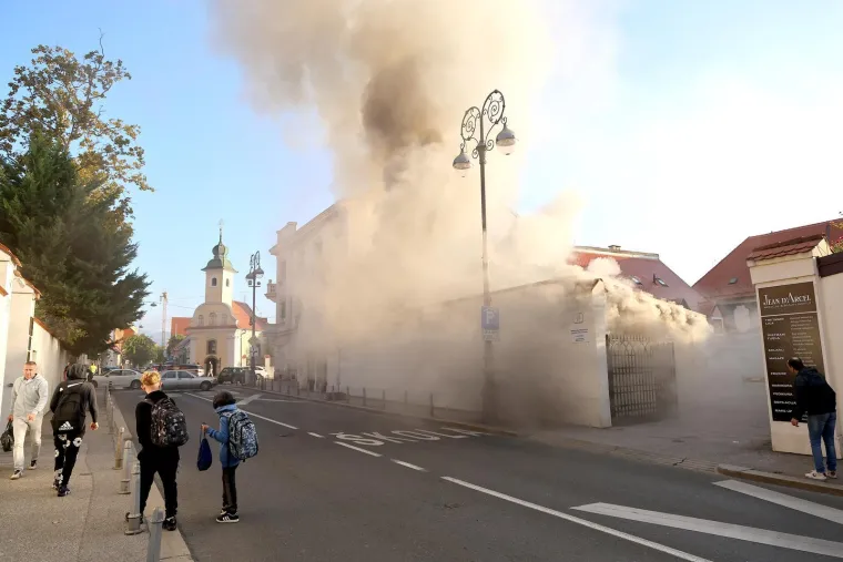 Požar na Kaptolu, sve je puno gustog dima! Vatrogasci otvorili krov: 'Morali smo se uvjeriti...'