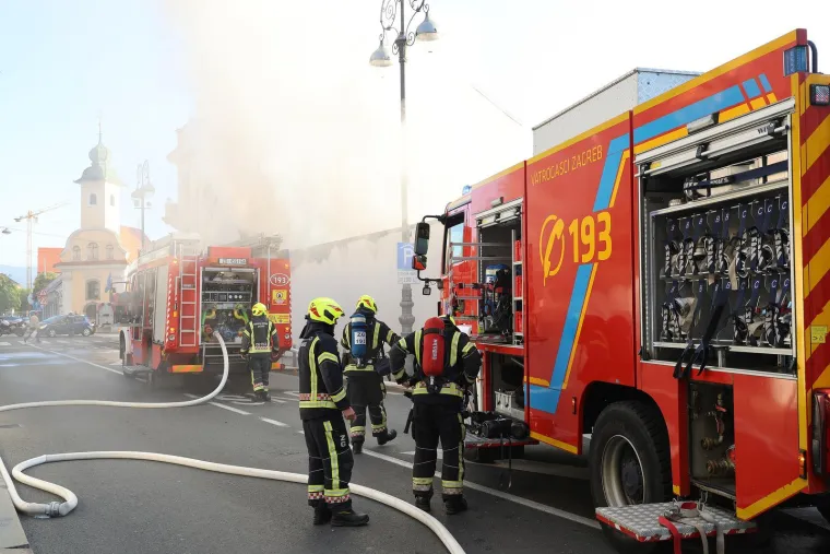 Požar na Kaptolu, sve je puno gustog dima! Vatrogasci otvorili krov: 'Morali smo se uvjeriti...'