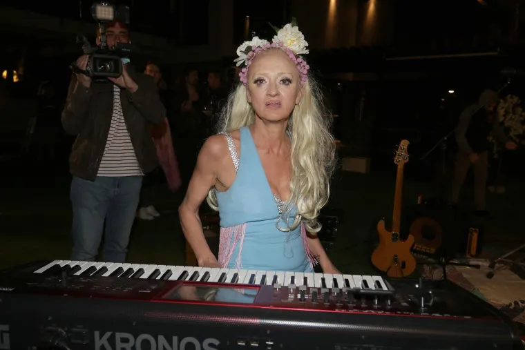 Živjela je u teškim uvjetima i nestala sa scene: Ovako danas izgleda legendarna Bebi Dol