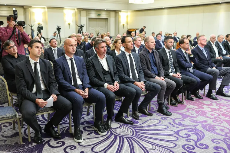 Rade Šerbedžija uz mnoge poznate ličnosti odao počast teniskom velikanu