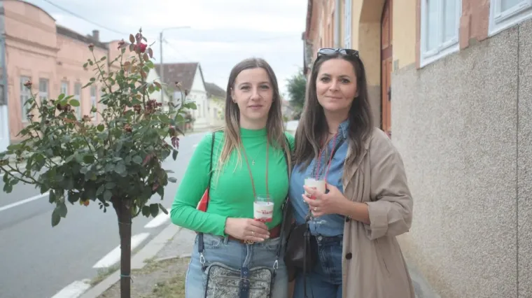 Pored njih nitko nije ni primjetio vino: Dvije brinete izazvale pravu pomutnju među posjetiteljima