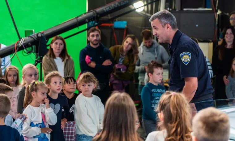 Dan otvorenih vrata RTL-a: Prvašići učili o sigurnosti u prometu i otkrili čaroliju televizije