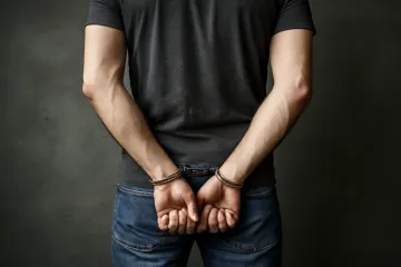 Što ti je pehist: Zamolio je policajca izvan dužnosti da mu čuva stražu dok dila drogu