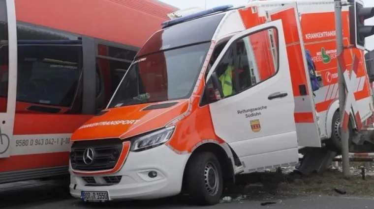 Vlak naletio na Hitnu pomoć! Medicinski tim se u zadnji tren spasio, pacijentica poginula