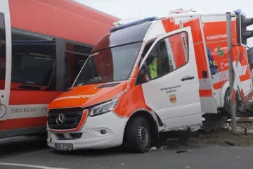 Vlak naletio na Hitnu pomoć! Medicinski tim se u zadnji tren spasio, pacijentica poginula