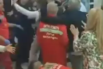 Mladenka dobila udarac, gosti napali djelatnike Hitne: Objavljena snimka kaosa na svadbi