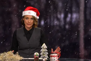 Mojmira u studiju s kapom Djeda Mraza: Božić je u trgovine stigao ranije nego ikad