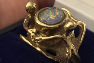 Kupio je prsten za samo četiri eura i ostao presretan kada mu je rečeno koliko zapravo vrijedi