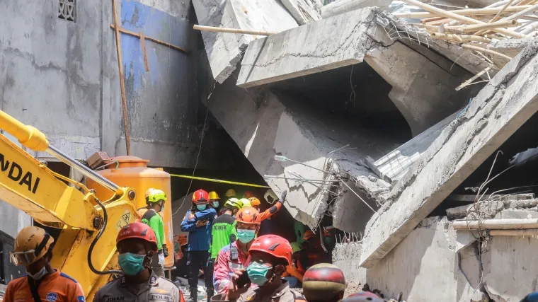 Ispod ru&scaron;evina jo&scaron; se čuju vrisak i plač. Dječak koji je čudom preživio katastrofu: 'Dio krova se sru&scaron;io na mene'