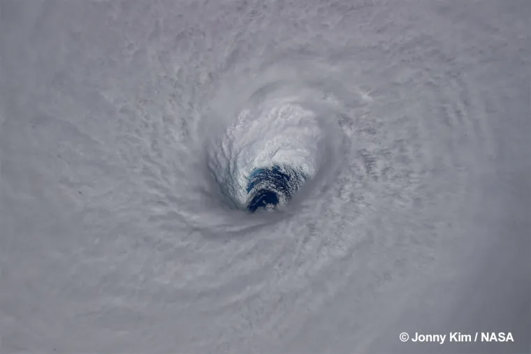Ovo nije viđeno više od 60 godina: Snažna oluja juri prema Europi! Dosezat će 12 metara?!