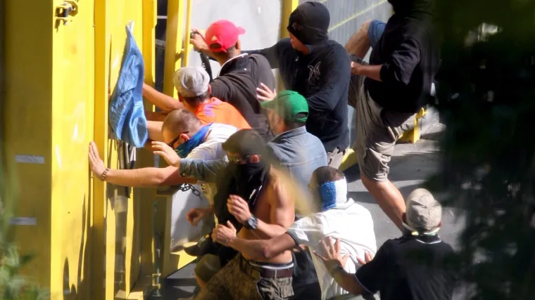 Eskalacija u Italiji: Huligani pretvorili ulice Napulja u bojno polje uoči Lige prvaka