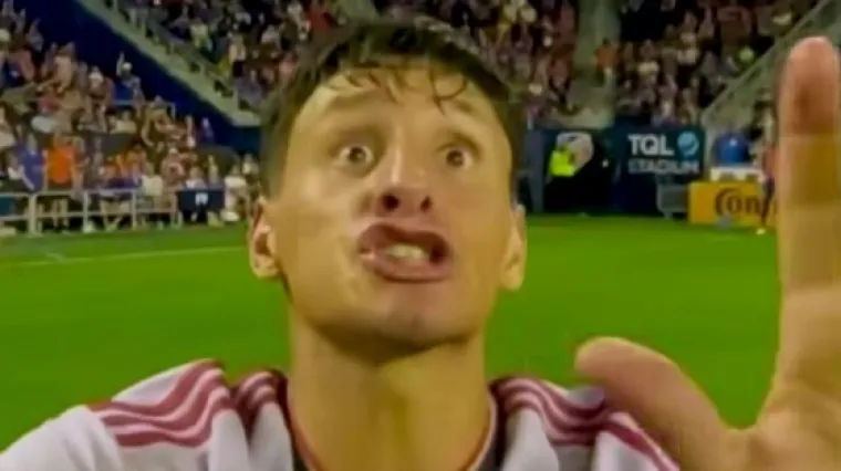 Ovako izgleda nogometaš kada moli suca da mu ne pokaže karton: Hit snimka obilazi svijet