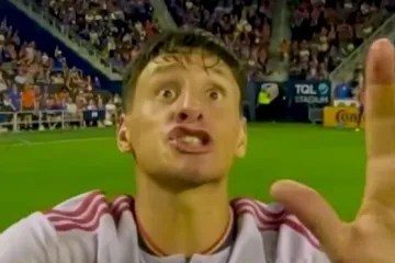 Ovako izgleda nogometaš kada moli suca da mu ne pokaže karton: Hit snimka obilazi svijet