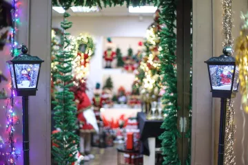 Osebujni predsjednik uranio s božićnim lampicama da udobrovolji građane. Što vi mislite o situaciji u hrvatskim izlozima?