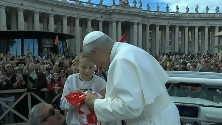 Mali Petar postao zvijezda! Papa ga zagrlio i potpisao hrvatski šal: 'Svi smo plakali'
