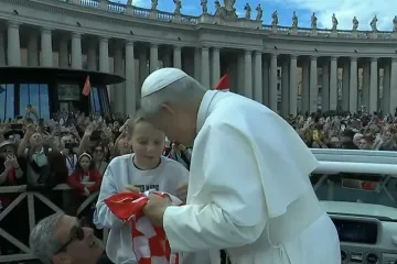 Mali Petar postao zvijezda! Papa ga zagrlio i potpisao hrvatski šal: 'Svi smo plakali'