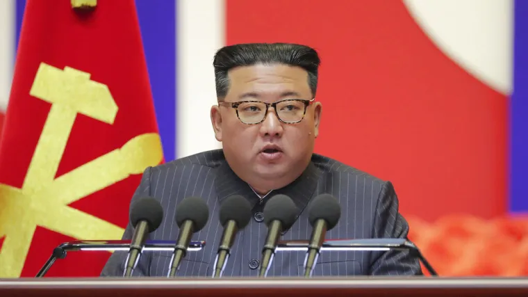 Kim naredio: Traže se plastični kirurzi i žene s neobično velikim grudima