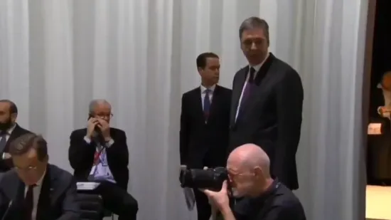 Zbunjeni Vučić nije znao gdje će sjesti: Pogledajte ove muke sa stolicom