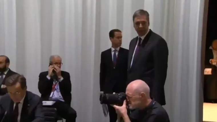 Zbunjeni Vučić nije znao gdje će sjesti: Pogledajte ove muke sa stolicom