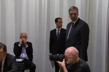 Zbunjeni Vučić nije znao gdje će sjesti: Pogledajte ove muke sa stolicom