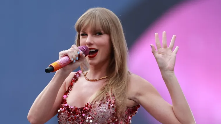 Taylor Swift oduševila, ali i šokirala: Eksplicitni stihovi o Travisu Kelceu podijelili fanove