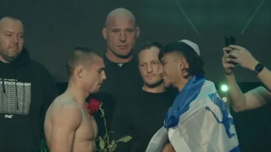 FNC kao Gospodin Savršeni: Na opakom sučeljavanju poklonio mu ružu! Pogledajte reakciju