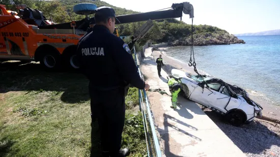 Mladi policajac prvi je skočio u more i pokušao izvući ljude iz Range Rovera