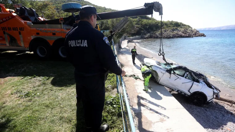 Mladi policajac prvi je skočio u more i pokušao izvući ljude iz Range Rovera