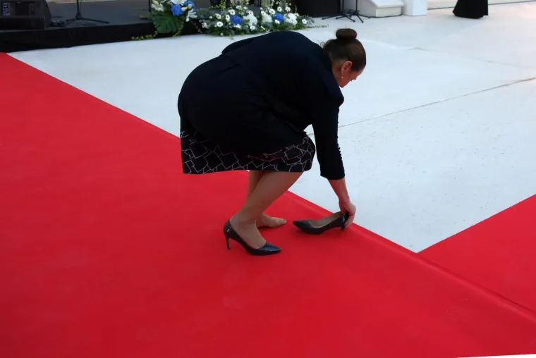 Kakav peh na crvenom tepihu: Evo zbog čega je ministrica zdravstva postala hit na internetu