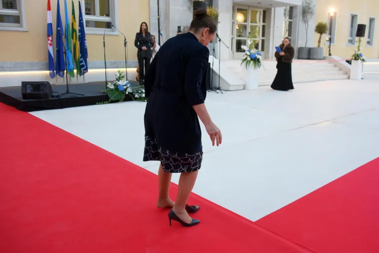 Kakav peh na crvenom tepihu: Evo zbog čega je ministrica zdravstva postala hit na internetu