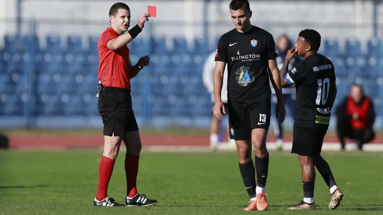 Desna noga bolnica, lijeva - crveni! Ovako u Vinkovcima udara samo Mirko: Igrač Vukovara 'sašio' Pukštasa