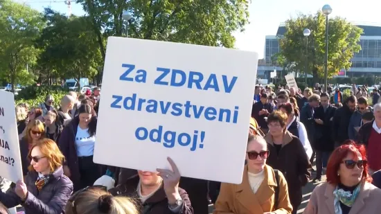 Bura nezadovoljstva ispred Tomaševićevog ureda, prosvjednici: 'Karte na stol!'