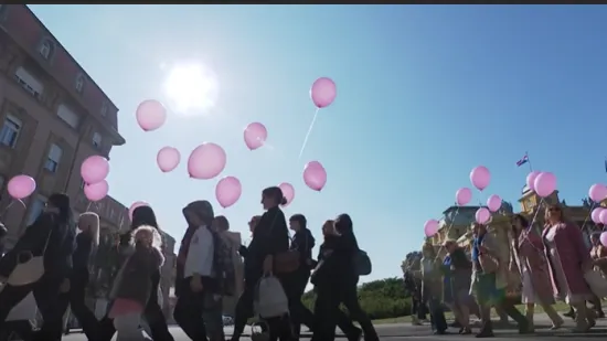 Ružičasta povorka preplavila Zagreb: Nebo obojano u znaku borbe protiv raka dojke
