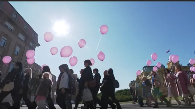Ružičasta povorka preplavila Zagreb: Nebo obojano u znaku borbe protiv raka dojke