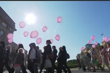 Ružičasta povorka preplavila Zagreb: Nebo obojano u znaku borbe protiv raka dojke