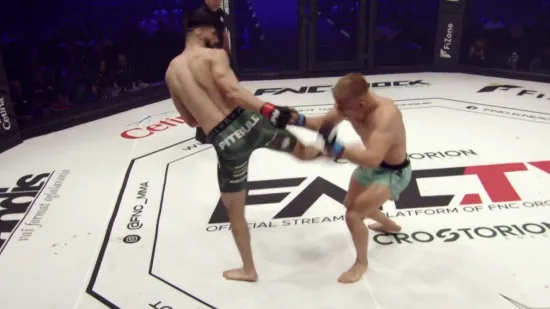 Underdog u stilu Cro Copa brutalno nokautirao suparnika! Skoro mu prepolovio vilicu