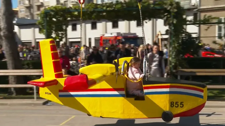 Tisuće oduševljene djece u posjeti vatrogascima: 'Znamo što oni rade. Gase požar i spašavaju mace'