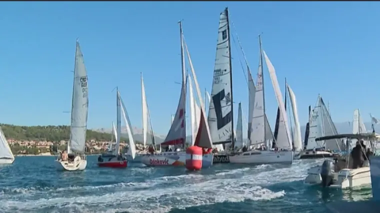 Regata koja spaja generacije i traje gotovo stoljeće: Prema otoku tradicije danas su zaplovile 182 jedrilice