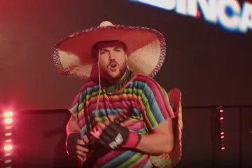 Drabinca napravio show kakav se ne viđa: Zgrabio ukulele pa dijelio sombrera djevojkama u publici