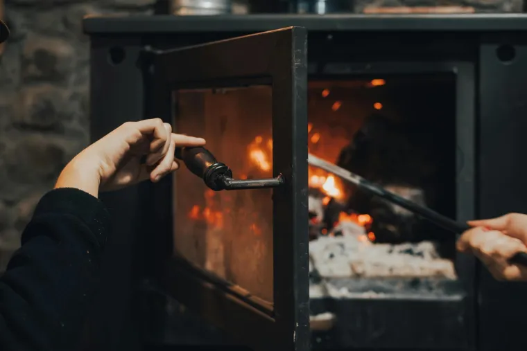 Znanstvenici upozoravaju: 'Imamo rastući trend korištenja peći na drva, a to je jako štetno'