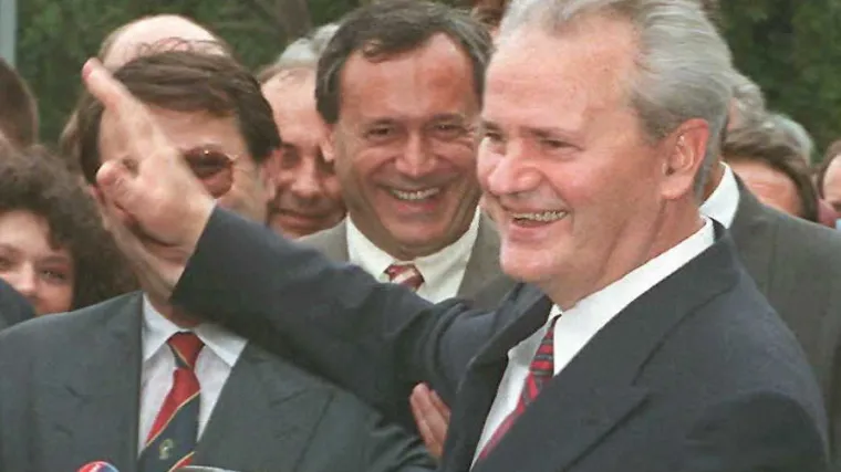 Prošlo je 25 godina od pada Miloševića: Zapaljena je zgrada parlamenta, policija stala na stranu prosvjednika