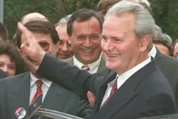 Prošlo je 25 godina od pada Miloševića: Zapaljena je zgrada parlamenta, policija stala na stranu prosvjednika