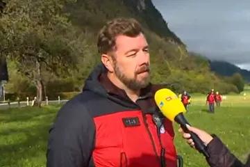 U trenutku javljanja uživo za RTL o Hrvatima nestalima u lavini, helikopter slijeće i odnosi opremu spasiocima